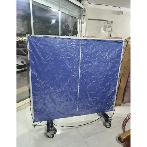 روکش آبی روی میز پینگ پنگ تاشده در فروشگاه - تصویر اصلی