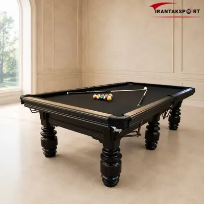میز بیلیارد تیره با صفحه مشکی، توپ های مثلث چین شده و یک چوب بازی