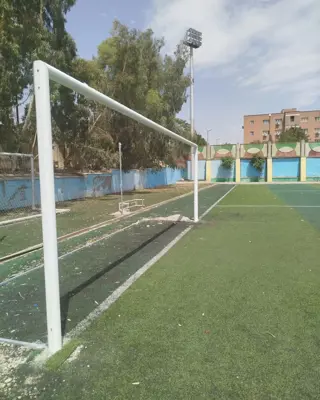 دروازه فوتبال، نمای پشت دروازه سفید و تور در زمین چمن